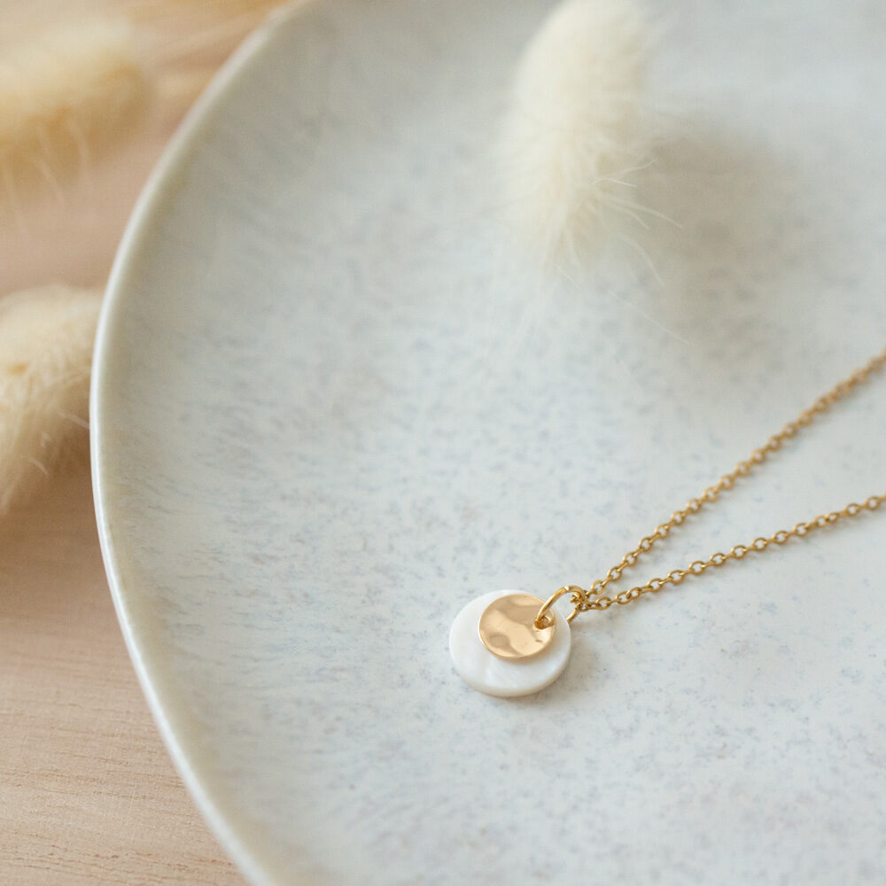 Goldene Gliederkette mit rundem Anhänger aus Permutt und gewellten Plättchen aus Gold