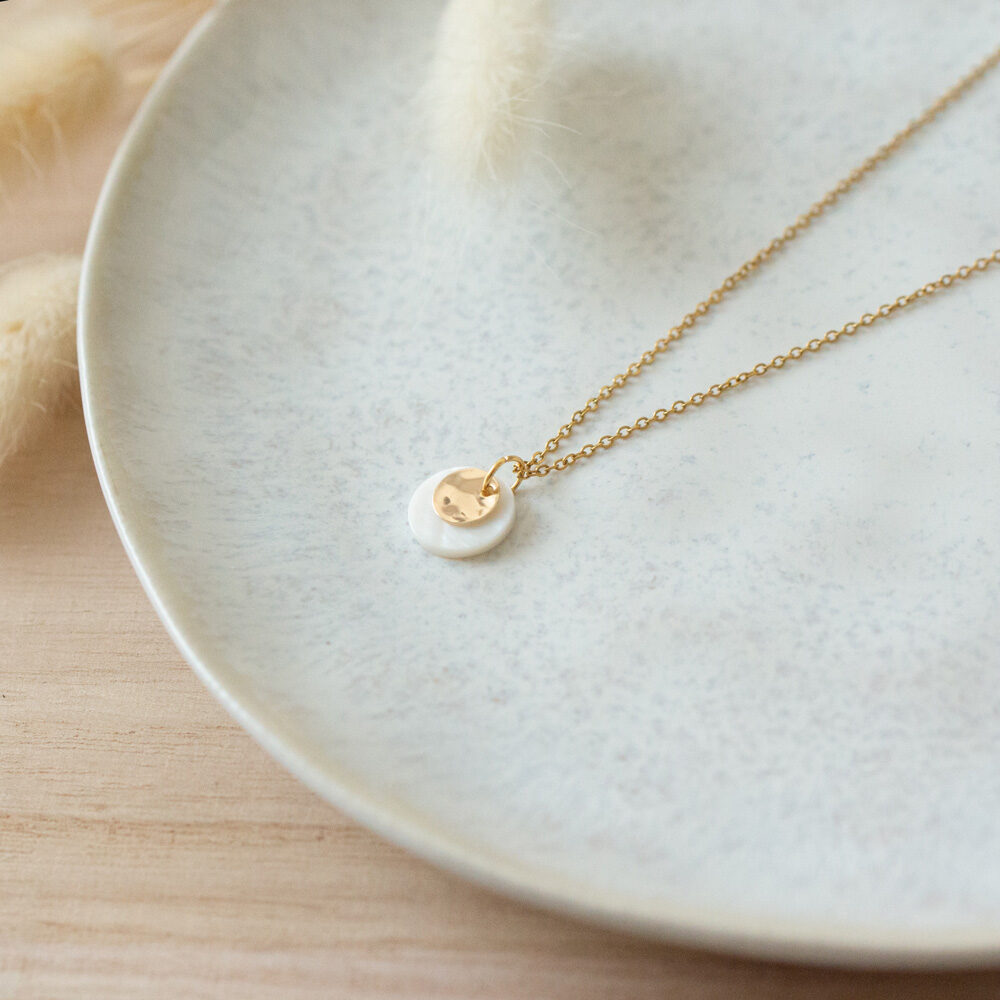 Goldene Gliederkette mit rundem Anhänger aus Permutt und gewellten Plättchen aus Gold