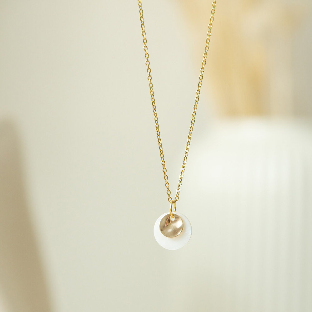 Goldene Gliederkette mit rundem Anhänger aus Permutt und gewellten Plättchen aus Gold