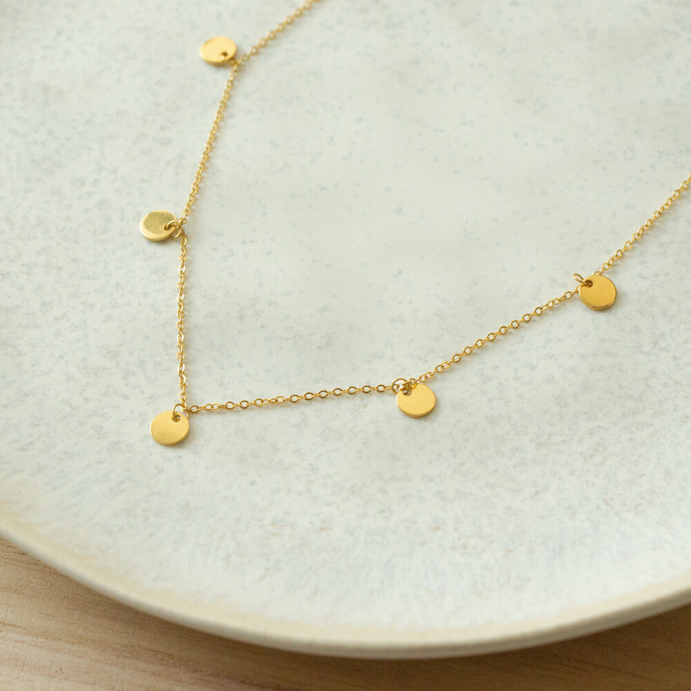 Goldene Gliederkette mit fünf kleinen Plättchen