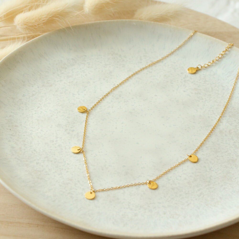 Goldene Gliederkette mit fünf kleinen Plättchen