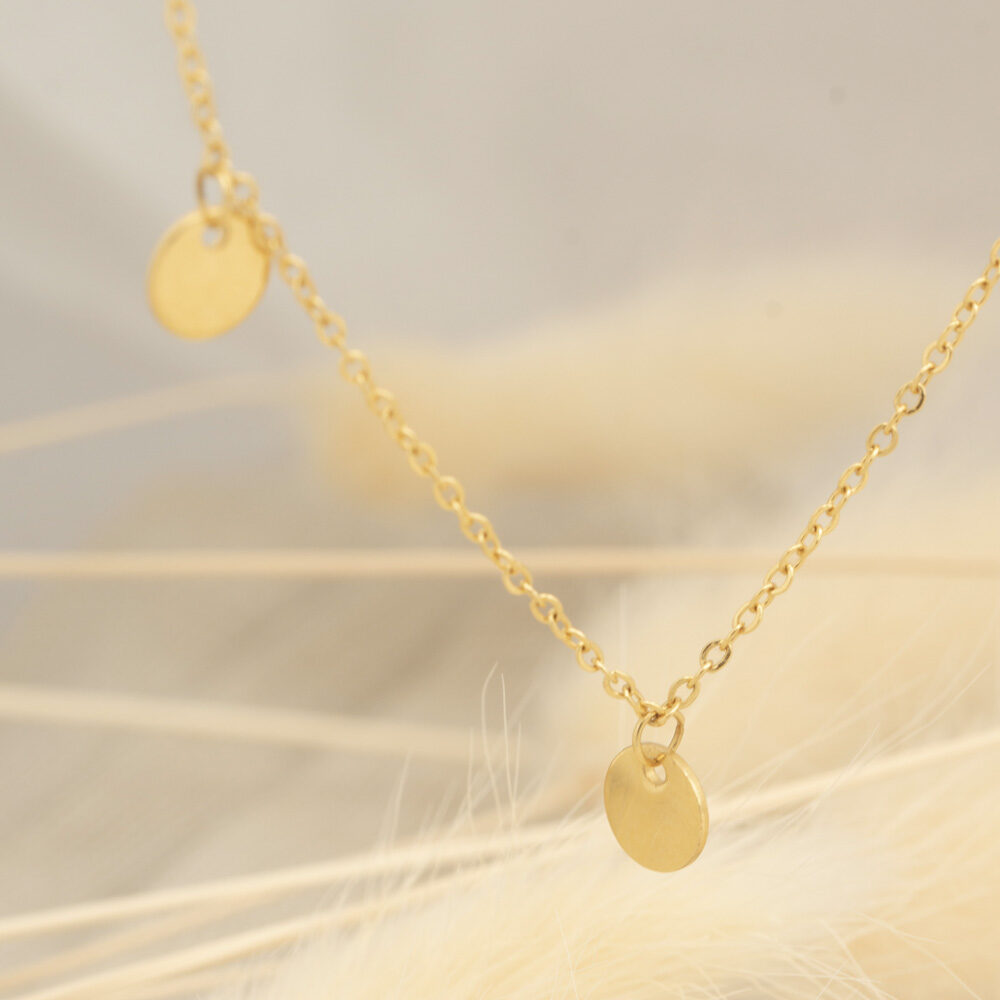 Goldene Gliederkette mit fünf kleinen Plättchen