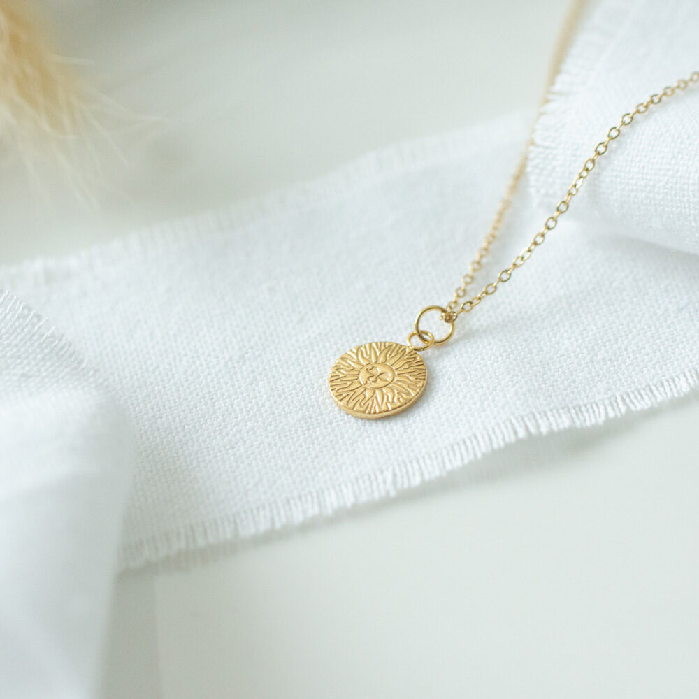 Goldene Gliederkette mit Sonnenanhänger