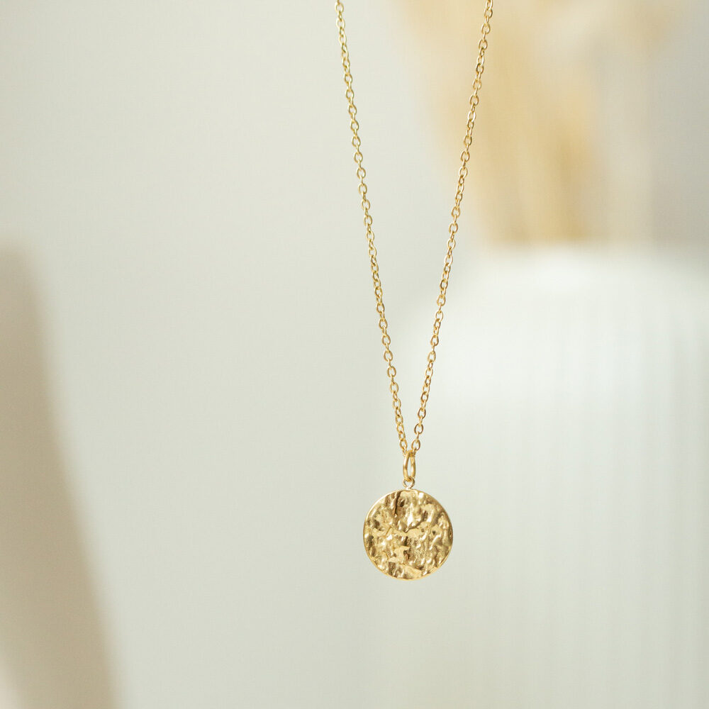 Goldene Gliederkette mit rundem, gewellten Anhänger