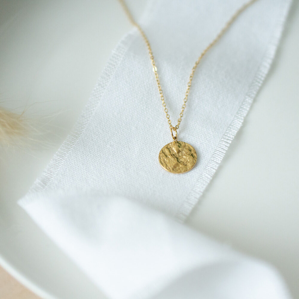 Goldene Gliederkette mit rundem, gewellten Anhänger