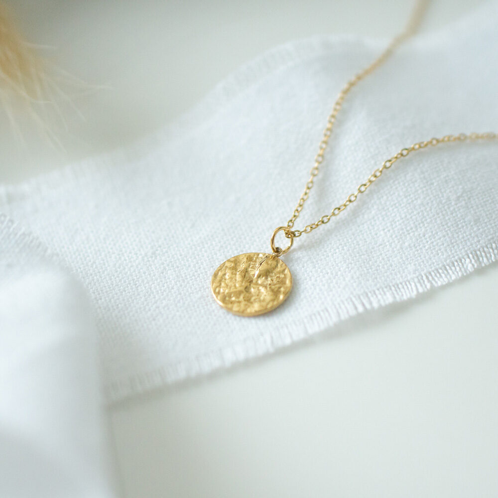 Goldene Gliederkette mit rundem, gewellten Anhänger
