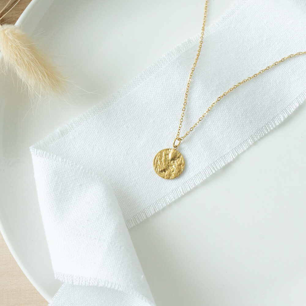 Goldene Gliederkette mit rundem, gewellten Anhänger