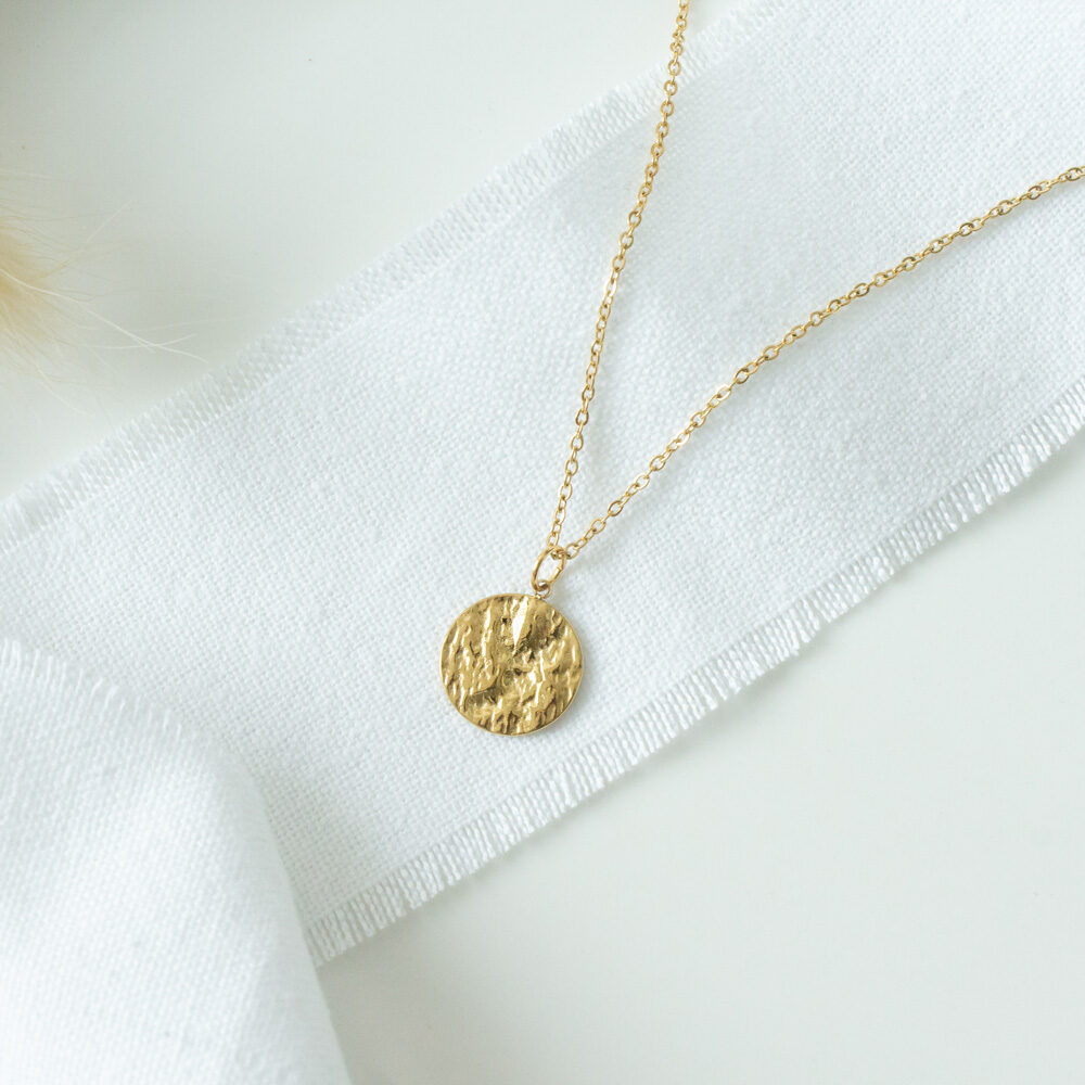 Goldene Gliederkette mit rundem, gewellten Anhänger