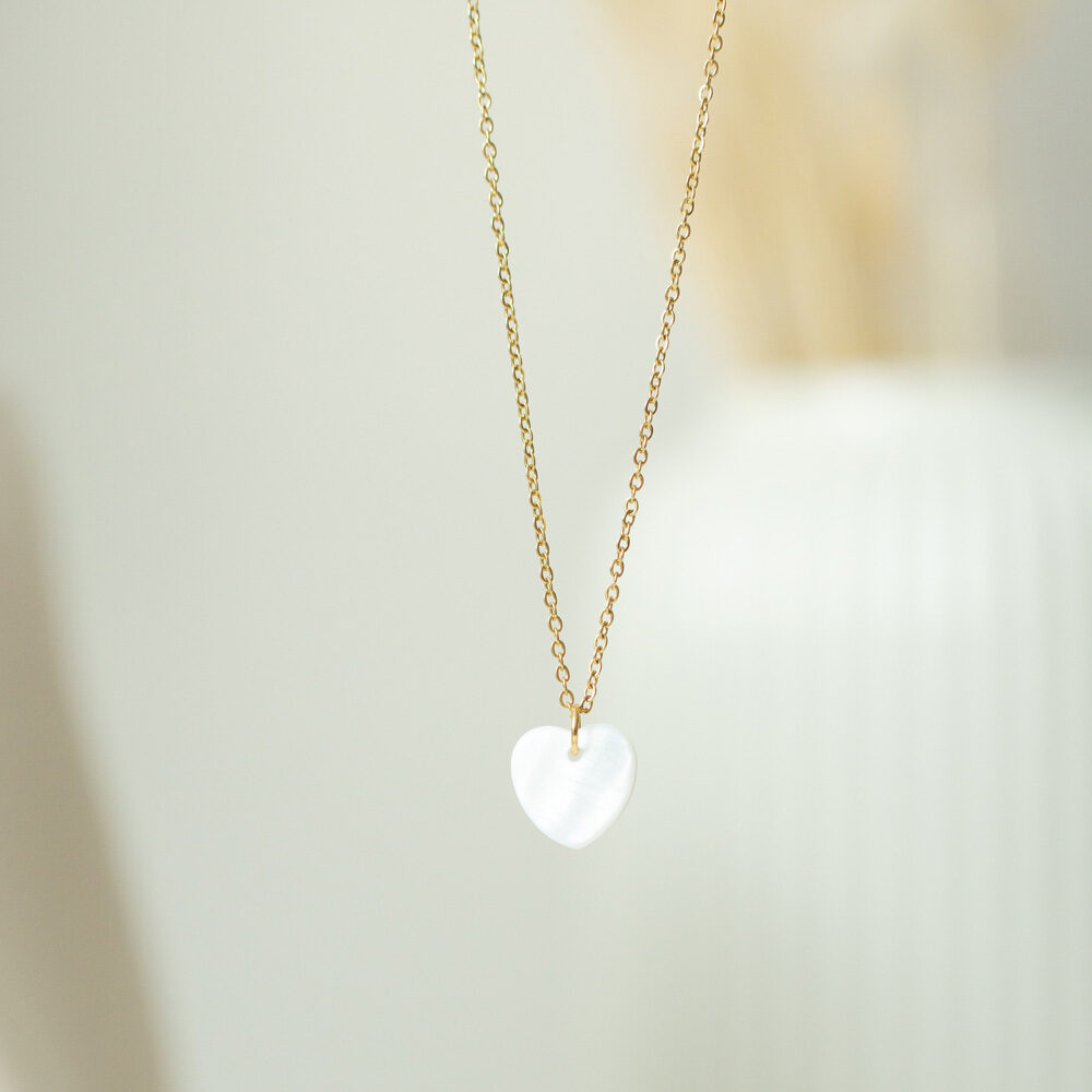Goldene Gliederkette mit Herzanhänger aus Perlmutt