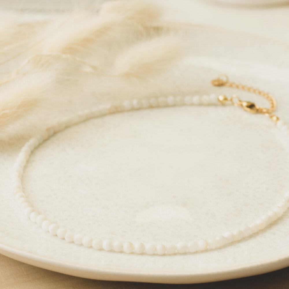 Halskette mit weißen Muschelperlen