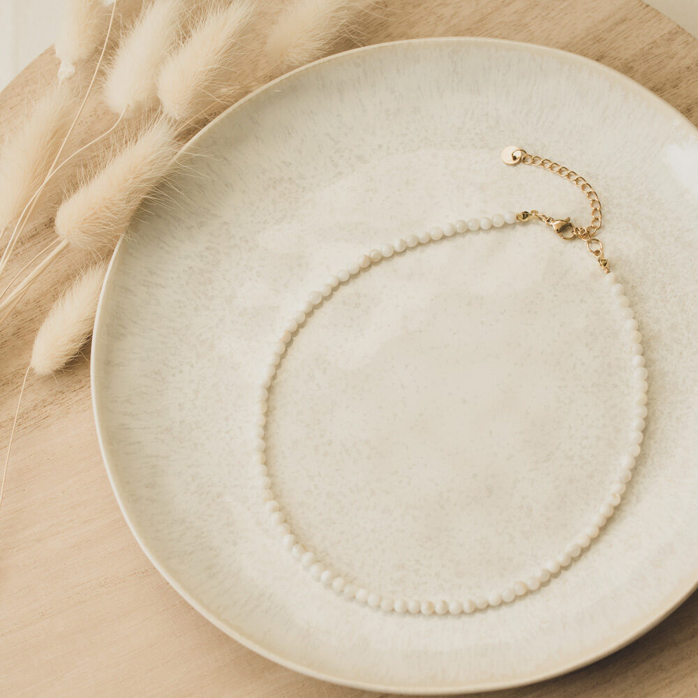 Halskette mit weißen Muschelperlen