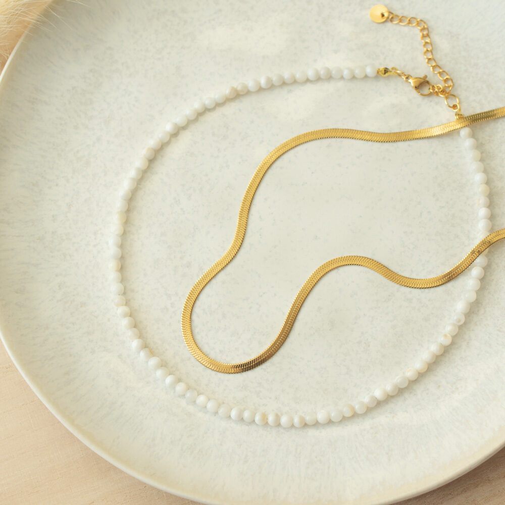 Halskette mit weißen Muschelperlen und Schlangenkette in Gold
