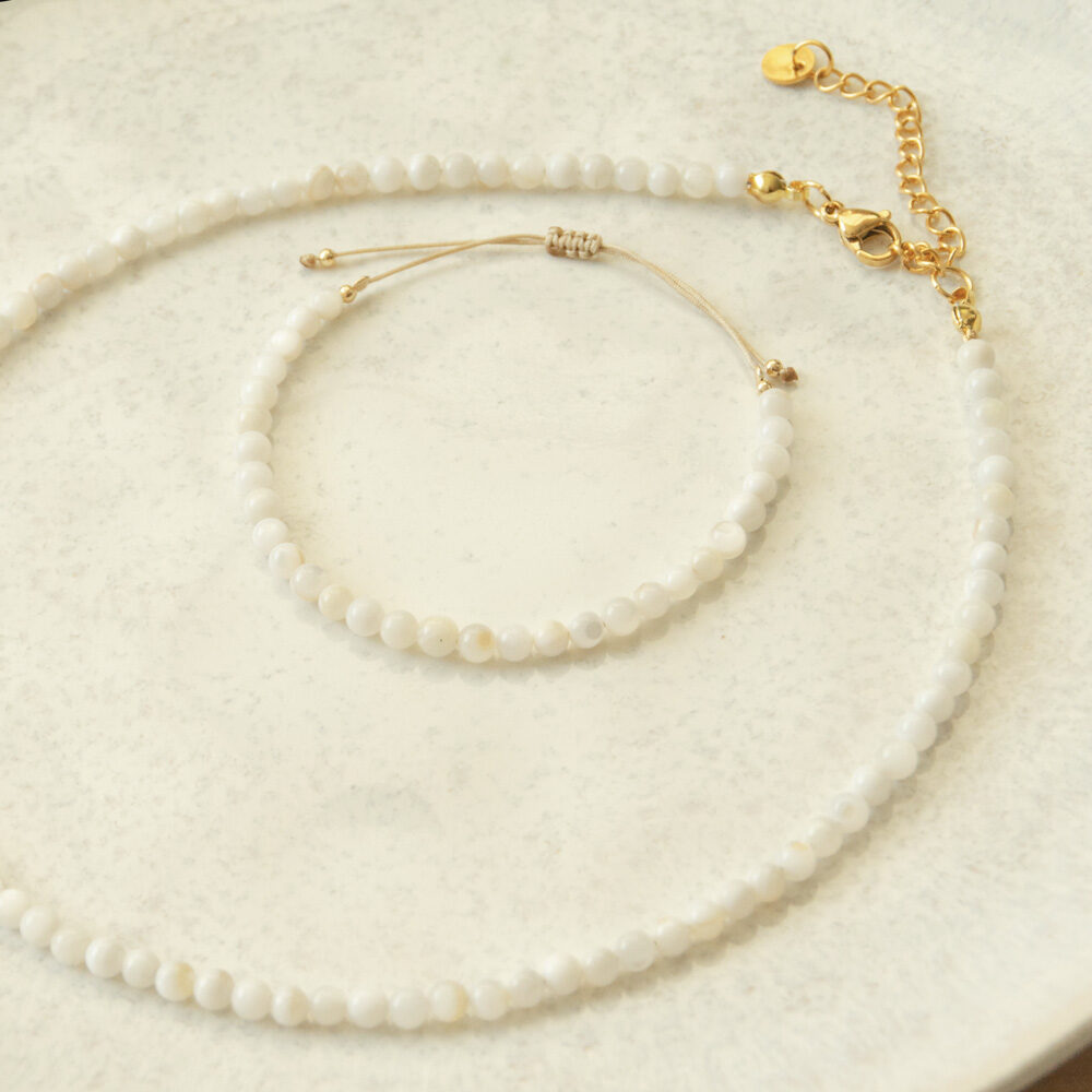 Halskette mit weißen Muschelperlen und passendem Armband