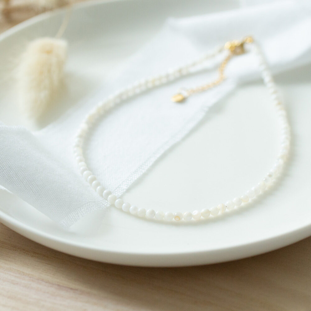 Halskette mit weißen Muschelperlen