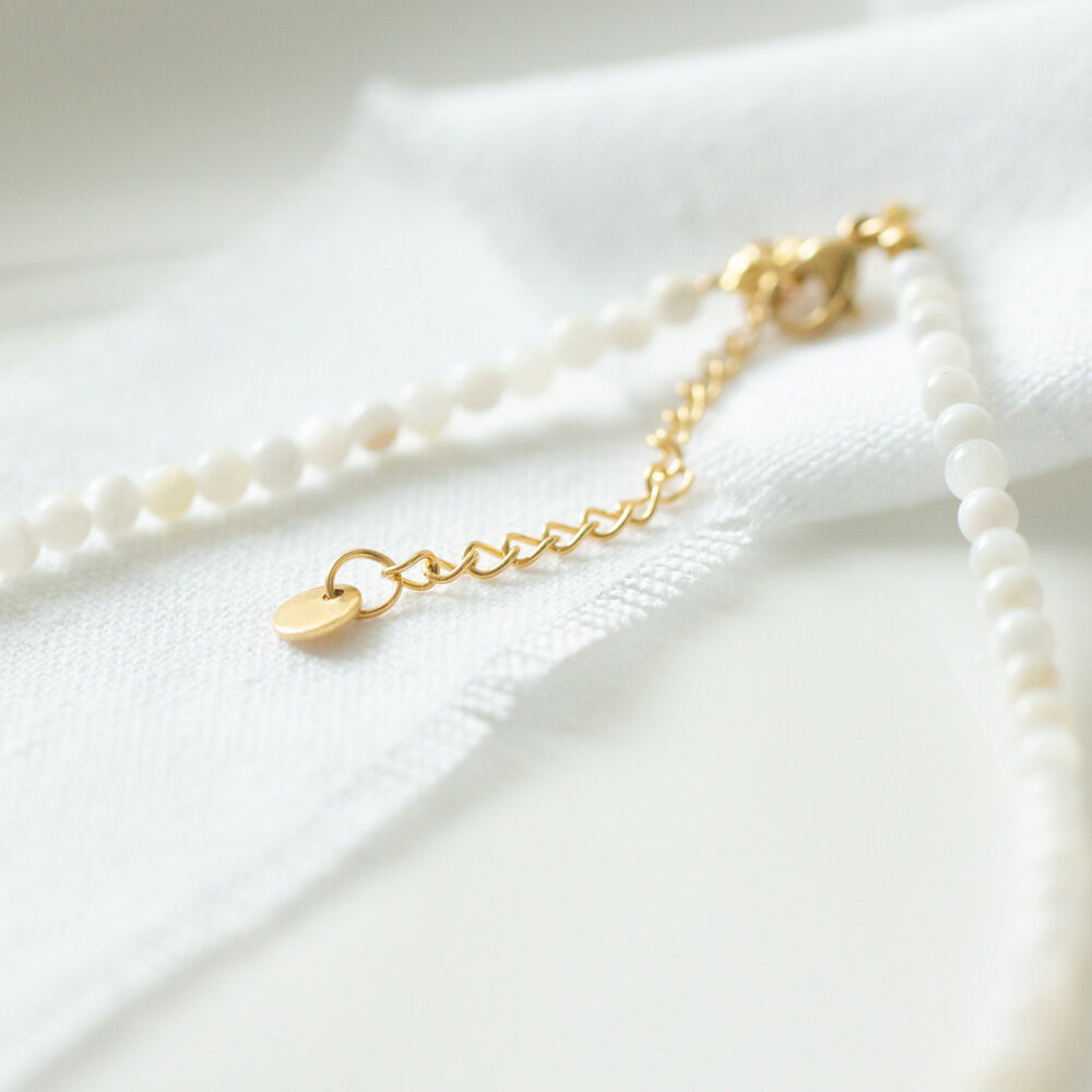 Halskette mit weißen Muschelperlen Detail
