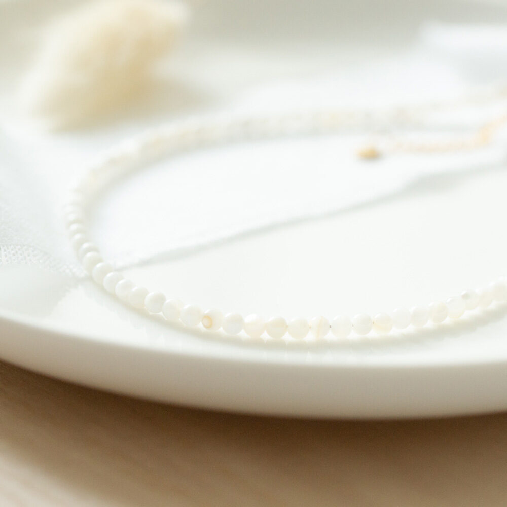 Halskette mit weißen Muschelperlen