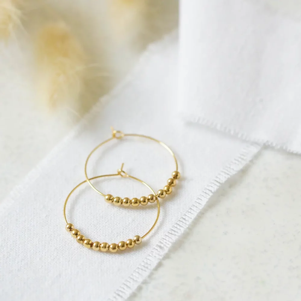 Golden Ohrringe mit goldenen Perlen